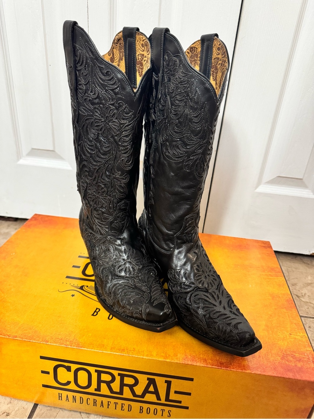 Corral Black Floral Cutout Leather Cowboy Boots Size 9.5 NEW